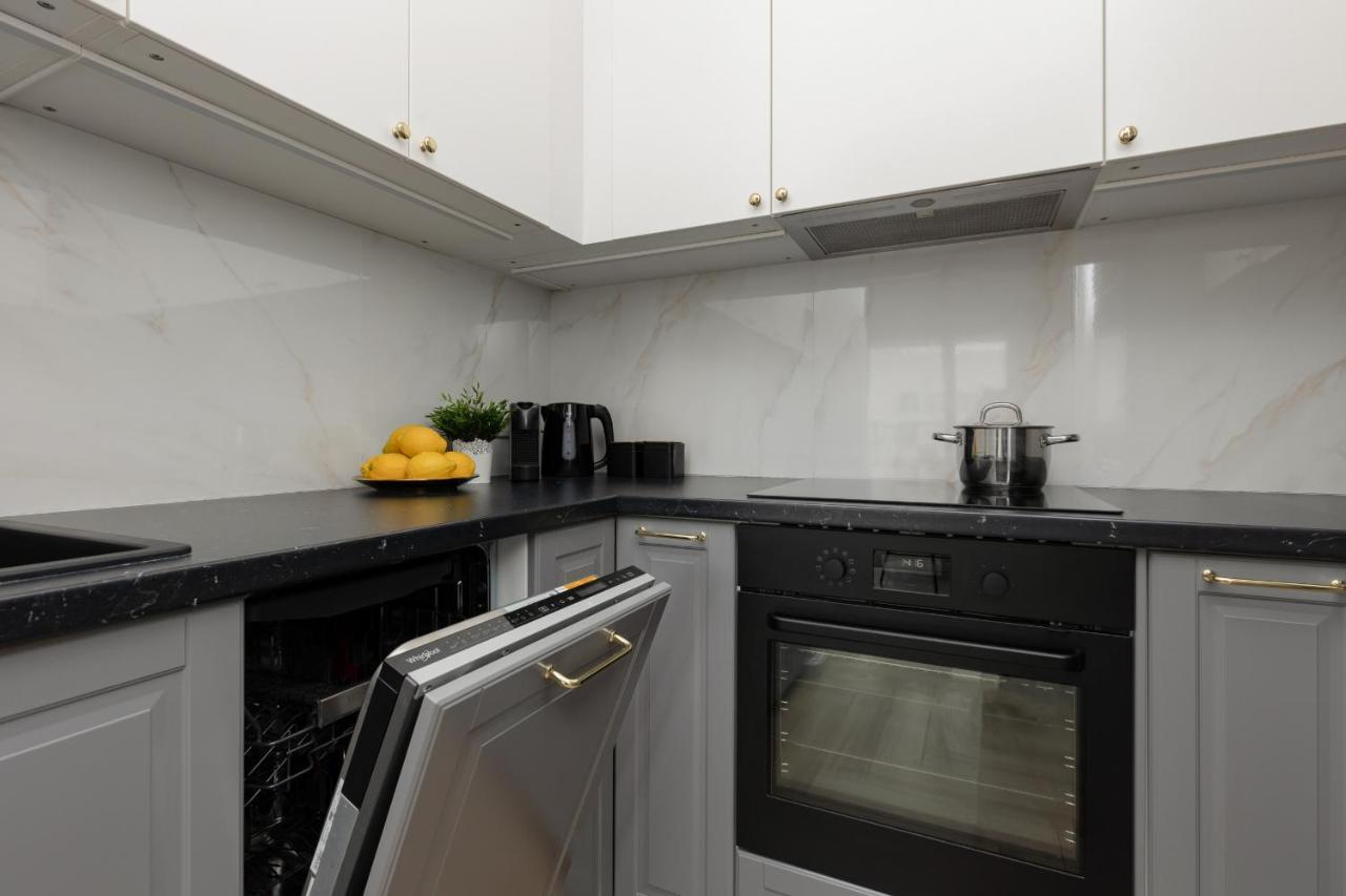 Stylish Apartment Kolejowa & Parking & Balcony By Noclegi Renters Warsawa Bagian luar foto